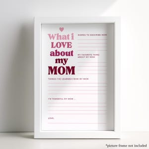 K&ouml;nnte beinhalten: Wei&szlig; gerahmter Druck mit dem Text "What I LOVE about my MOM" in Rosa und Burgunder. Der Druck enth&auml;lt Aufforderungen, Mama, Lieblingsdinge und Gelernte zu beschreiben. Oben befindet sich eine Herzgrafik.
