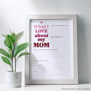 K&ouml;nnte beinhalten: Ein gerahmter Druck mit dem Text "What I LOVE about my MOM" in Rosa und Burgunder. Der Druck enth&auml;lt Aufforderungen, Mama, Lieblingsdinge und Gelernte zu beschreiben. Links ist eine kleine Topfpflanze.