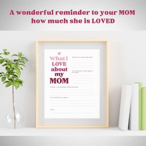 K&ouml;nnte beinhalten: Ein gerahmter Druck mit dem Text "What I LOVE about my MOM" in Rosa und Burgunder. Der Druck enth&auml;lt Aufforderungen zur Beschreibung der Mutter, Lieblingsdinge und gelernter Dinge. Der Rahmen ist aus hellem Holz und der Druck hat einen wei&szlig;en Hintergrund.
