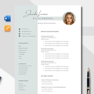 Puede incluir: Una plantilla de currículum vitae profesional con foto, información de contacto y secciones para habilidades, experiencia y educación. El currículum es en blanco y negro con una barra lateral gris claro. Una calculadora, un bolígrafo y clips están en la imagen.