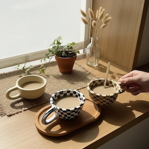 Ceramiczny kubek w kratkę w stylu vintage | Retro filiżanka do kawy | Minimalistyczny wystrój domu | Wyjątkowy prezent dla pary | Nowoczesne, stylowe naczynia do picia