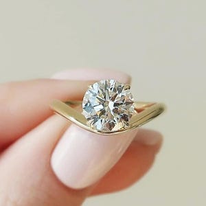 2 CT okrągły szlif bezbarwny pierścionek zaręczynowy Moissanite, pierścionek soliter, zakrzywiony pierścionek rocznicowy, pływający pierścionek koszykowy w 14-karatowym żółtym złocie