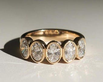 Fünf Stein Lünette gesetzt Ring, Oval Schnitt farblos Moissanite Verlobungsring 14K massivem Gelbgold Ehering, halbe Ewigkeit stapelbar Band