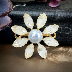 Vintage Weiss (white) Givré/pale Blue Faux Pearl Daisy Connectors / Links - 30mm - 1 Piece