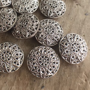 Vintage Italiaanse filigraan cabochons met sprankelende bloemen 13 mm knopen (2 stuks)