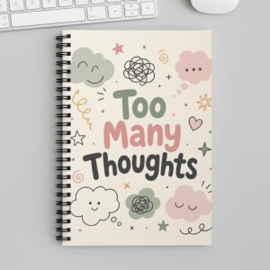 Könnte beinhalten: Ein spiralgebundenes Notizbuch mit cremefarbenem Einband und dem Text "Too Many Thoughts" in verspielter Schrift. Der Einband ist mit verspielten Wolken- und Sternillustrationen in Pastellfarben verziert.