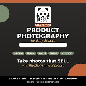 Può includere: Una guida digitale di 37 pagine intitolata Product Photography for Etsy Sellers 2026 Edition di DCSBAY. La copertina presenta un logo panda, testo su illuminazione, styling, angolazioni, editing, studio fai-da-te e Take photos that SELL.