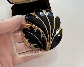ミカエラ・フレイのブローチ：ヴィンテージエナメル花柄アイリス