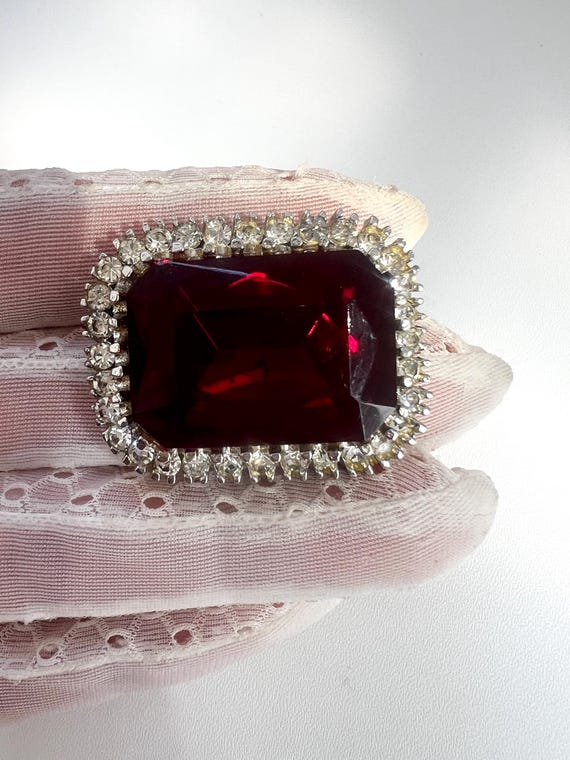 Vintage ruby red rhinestone rectangle Brooch | 19… - image 5