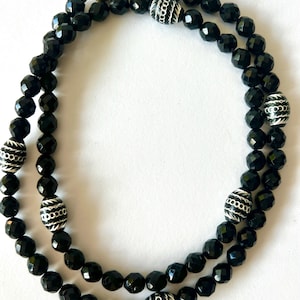 Collier vintage de perles de verre en cristal facettées noires taillées à la main, bijoux de style Art déco avec des détails en argent