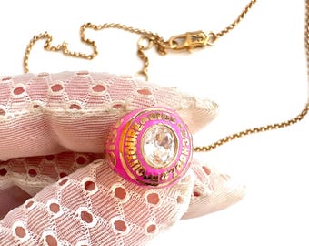 Collar con colgante vintage de anillo de graduación rosa de Juicy Couture: Edición limitada 2010