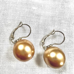 Vintage grote parelsteekoorbellen elegante gouden champagne pareloorstekers voor vrouwen uit Frankrijk jaren 80