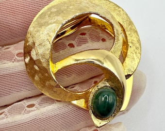 Fermaglio per sciarpa vintage Lieba USA color oro, cabochon in vetro verde, bigiotteria firmata degli anni '60.