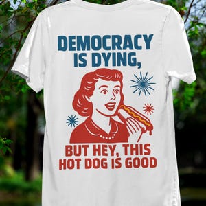 Democracy is Dying-T-shirt: anti-Trump 4 juli-protest-T-shirt