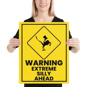 ATTENZIONE: Poster "Extreme Silly Ahead" / Stampa artistica da parete con rana divertente / Umorismo retrò sui cartoni animati / Decorazione ispirata alla rana del Michigan J.