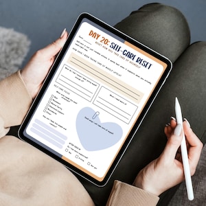Op de afbeelding: Een digitale tablet met een pagina uit een zelfzorgdagboek met de titel "Dag 20: Self-Care Reset". De pagina bevat prompts, selectievakjes en een hartvormige afbeelding. Een stylus wordt in de buurt gehouden.