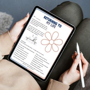 Puede incluir: Una tableta digital que muestra una hoja de trabajo de autorreflexi&oacute;n titulada "Returning to My Life". La hoja de trabajo incluye una ilustraci&oacute;n de una flor y indicaciones de lista de verificaci&oacute;n. Un l&aacute;piz &oacute;ptico blanco descansa cerca de la tableta.