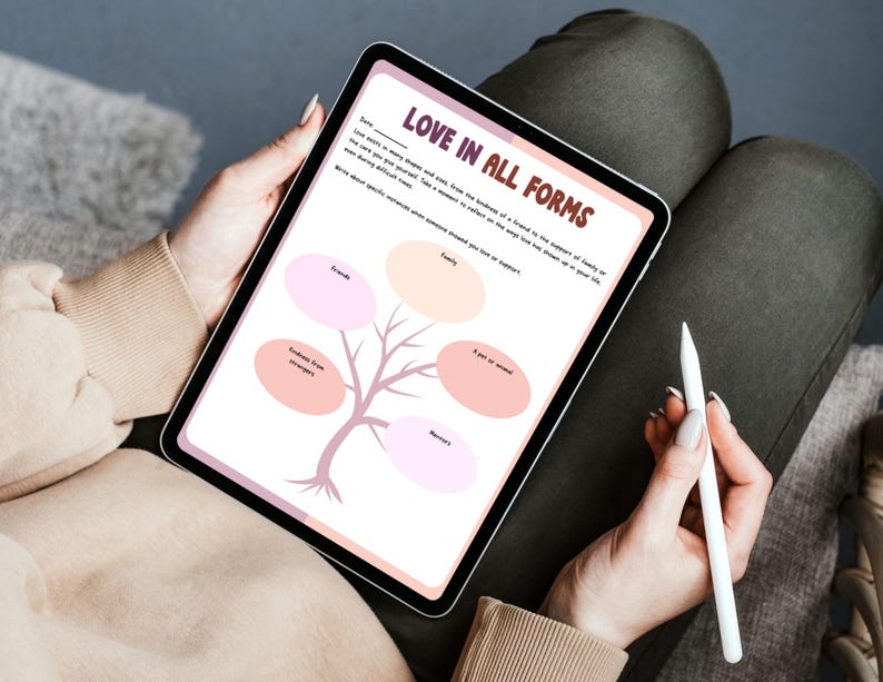 Może przedstawiać: Tablet cyfrowy wyświetlający arkusz roboczy zatytułowany "LOVE IN ALL FORMS" ze schematem drzewa. Arkusz zawiera instrukcje dotyczące wymiany źr&oacute;deł miłości i wsparcia. Biały rysik spoczywa po prawej stronie tabletu.