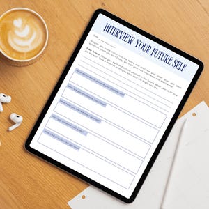 Pu&ograve; includere: Un tablet digitale che mostra un foglio di lavoro intitolato "Intervista il tuo futuro s&eacute;" con suggerimenti. Una tazza di caff&egrave; con latte art, auricolari wireless e una custodia di ricarica sono su una superficie di legno.