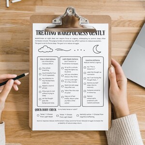 Może przedstawiać: Klip z tekstem "TREATING WAREFULNESS GENTLY" i listami kontrolnymi dla snu. Osoba trzyma klip i oł&oacute;wek na drewnianym biurku obok laptopa.