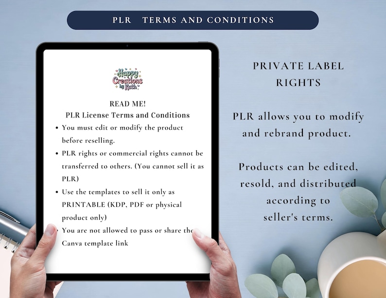 Op de afbeelding: Een digitale tablet toont "PLR Terms and Conditions" en "Private Label Rights". Het scherm toont tekst over het wijzigen en doorverkopen van producten, met een logo "Happy Creations by Ruth". De tablet wordt door handen vastgehouden.