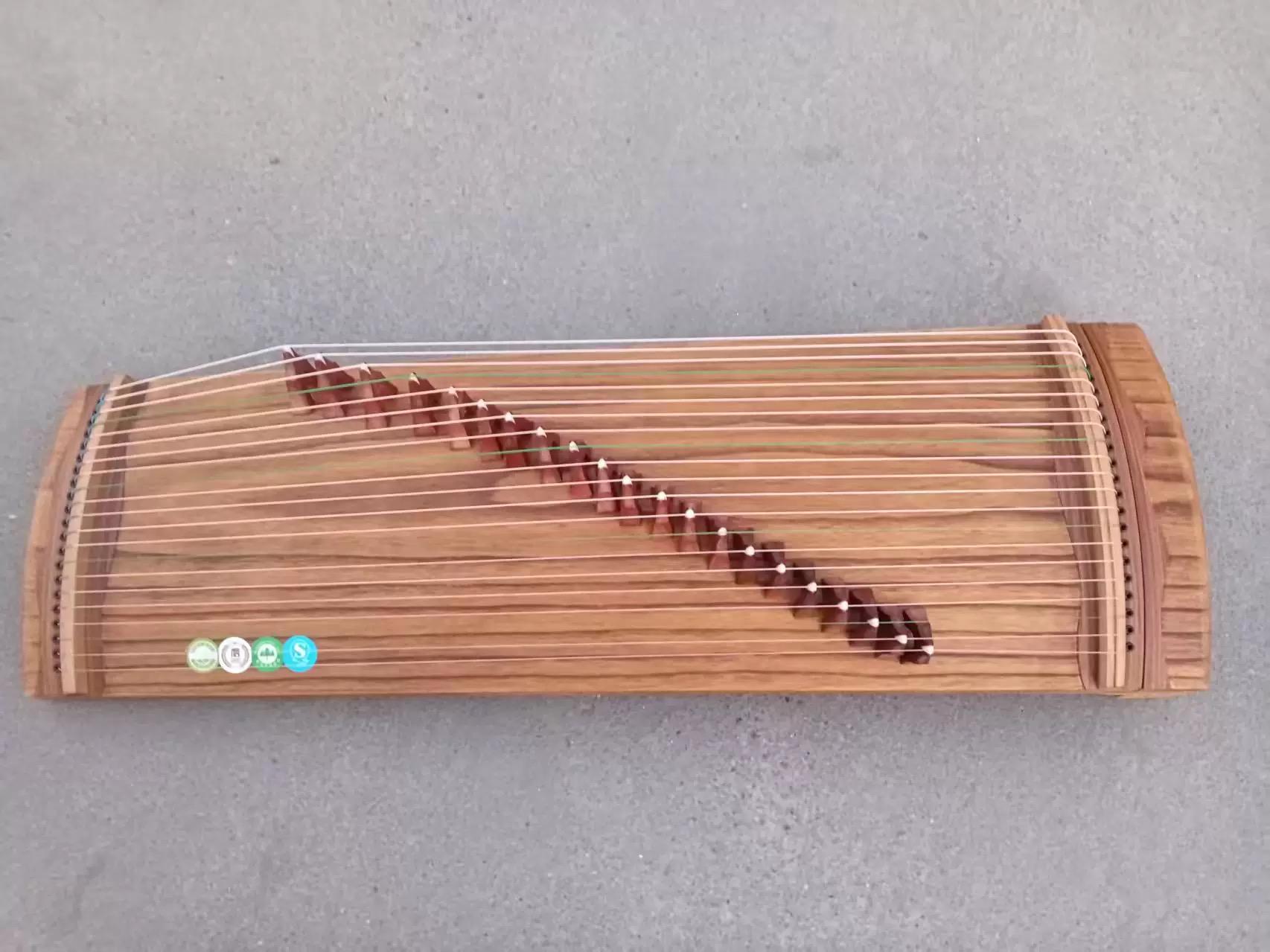 Strumento musicale a corde giapponese Icona Shamisen con effetto scrostato in uno strato separato | Vettore Premium