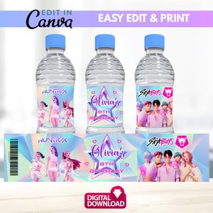 Puede incluir: Tres botellas de agua con tapas azules y etiquetas personalizadas. Una etiqueta dice "Olivia's 8th Birthday" en escritura púrpura dentro de una estrella. Las otras etiquetas presentan el texto "HUNTRX" y "SajaBoys". La imagen también incluye una descarga digital.