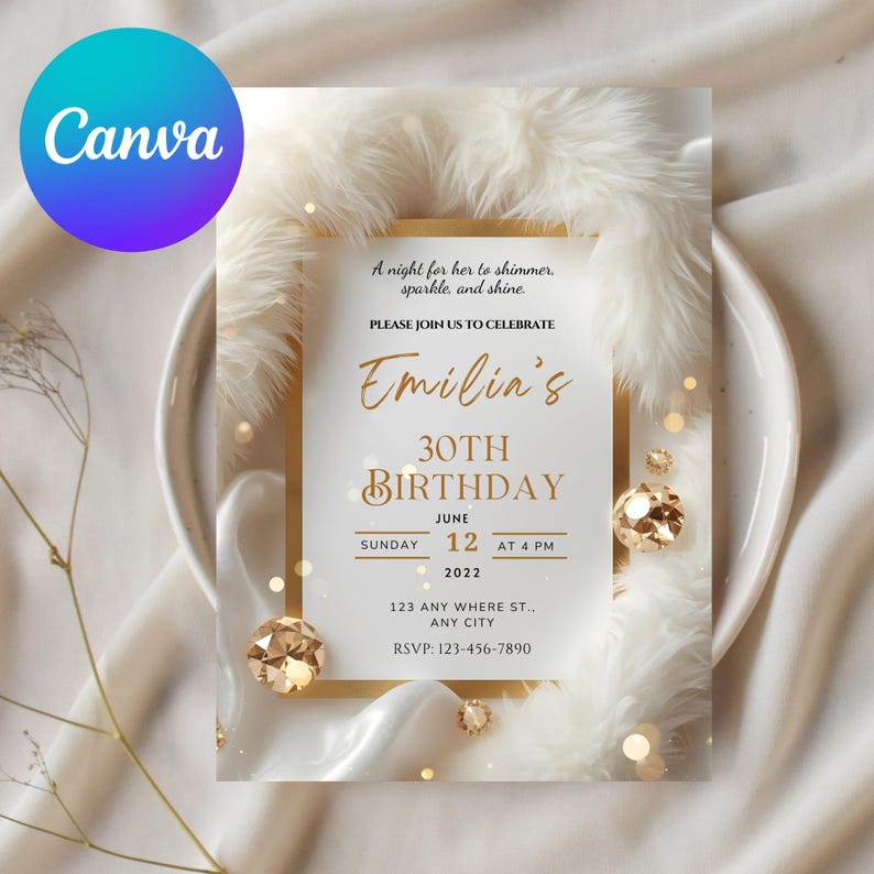 Puede incluir: Una invitaci&oacute;n para el 30 cumplea&ntilde;os de Emilia. El dise&ntilde;o presenta texto dorado sobre un fondo blanco, enmarcado por un borde dorado y adornado con diamantes de imitaci&oacute;n. La invitaci&oacute;n incluye la fecha, la hora y la informaci&oacute;n de RSVP.