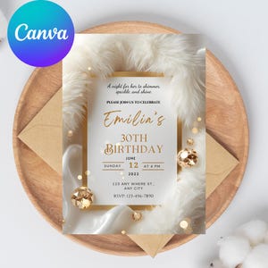 Puede incluir: Invitaci&oacute;n para el 30 cumplea&ntilde;os de Emilia, con texto dorado sobre fondo blanco y marco dorado. El dise&ntilde;o incluye la fecha, hora e informaci&oacute;n de RSVP. Decorado con piel sint&eacute;tica y gemas brillantes.