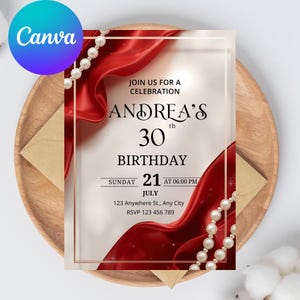 Puede incluir: Una invitación de cumpleaños con un diseño de satén rojo y detalles de perlas. La invitación dice "30 cumpleaños de Andrea" con detalles del evento. El logotipo de Canva está en la esquina superior izquierda. La invitación está en una bandeja de madera.