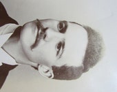 Fotografía del gabinete Vintage hombre guapo con bigote