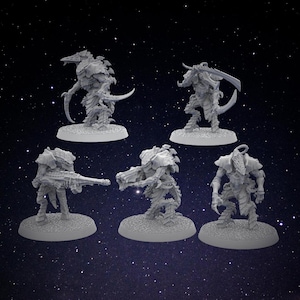 Puede incluir: Cinco figuras en miniatura grises de criaturas alienígenas, cada una posando de manera diferente. Algunas sostienen armas con cuchillas, otras armas de fuego. Las figuras están sobre bases circulares contra un fondo estrellado, tema de ciencia ficción o fantasía.