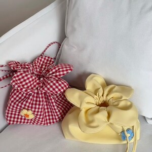 Sac fourre-tout fleuri à cordon de serrage pour femme, pochette faite main en vichy et pastel, joli sac à main d'été avec pétales de fleurs