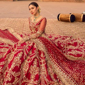 パキスタンの「赤いブライダルランゲチョリ」ウェディングドレス、インドのドレス、パーティーガウンメヘンディバラットニッカマキシスーツ、ゲストの衣装オーダーメイド