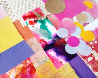 Pode incluir: Uma colagem de pedaços de papel variados com diversas texturas e cores, incluindo rosa brilhante, amarelo, roxo e laranja. A composição inclui papel estampado com estrelas douradas, círculos translúcidos e secções de partituras.