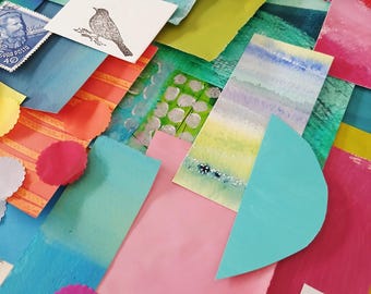Pode incluir: Uma colagem colorida com pedaços de papel sobrepostos em tons de rosa, azul, verde e amarelo. A composição inclui um selo postal com uma ilustração de pássaro, um selo azul com um retrato e vários recortes de papel texturizados.