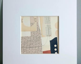 Pode incluir: Uma obra de arte em colagem quadrada com fragmentos sobrepostos de páginas de livros antigos com texto impresso, acentuada por uma forma retangular azul-escura com três pontos brancos, dentro de uma moldura de paspatur branca.