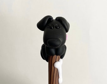 Stylo à bille chien de laboratoire noir sur tige en pâte polymère