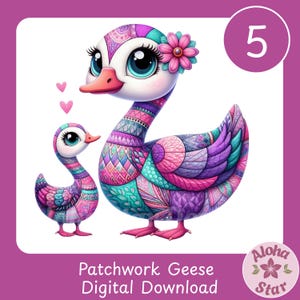 Op de afbeelding: Digitale download met twee patchwork ganzen. De grotere gans heeft een roze bloem en het nummer 5 in een cirkel. De ganzen zijn in tinten roze, paars en blauwgroen. De tekst luidt "Patchwork Geese Digital Download" en "Aloha Star".
