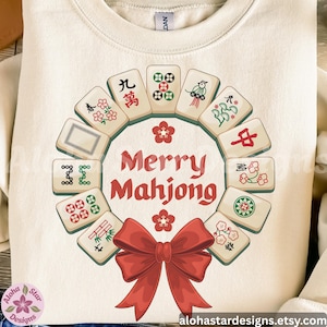 Pode incluir: Camisola creme com um design festivo de Mahjong. O design inclui uma coroa de peças de Mahjong, um laço vermelho e o texto "Merry Mahjong" em vermelho. A camisola tem gola redonda e mangas compridas.