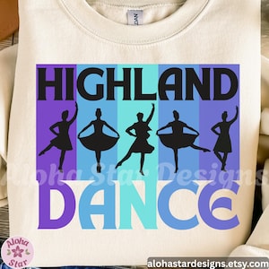 Può includere: Felpa color crema con un design grafico. Il design presenta le parole "HIGHLAND DANCE" in nero e blu, con sagome di ballerini davanti a uno sfondo a strisce viola e blu. Il nome del negozio Etsy è visibile.