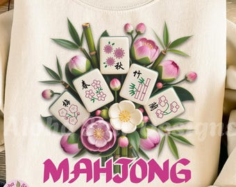 Könnte beinhalten: Cremefarbenes Sweatshirt mit einem floralen und Mahjong-Fliesen-Design. Das Design umfasst rosa Blumen, grünen Bambus und das Wort "MAHJONG" in Pink. Der Etsy-Shop-Name "Aloha Star Designs" ist ebenfalls sichtbar.