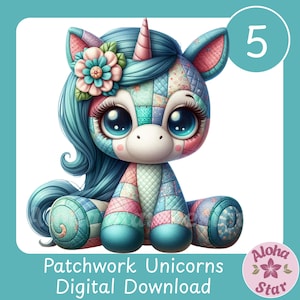 Op de afbeelding: Een grillige patchwork-eenhoorn met grote blauwe ogen, een roze hoorn en vloeiend blauw haar. De eenhoorn is versierd met een bloem en is gemaakt van kleurrijke patchworkstof. De tekst "Patchwork Unicorns Digital Download" is inbegrepen.