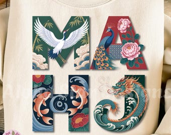 Può includere: Felpa color crema con la parola "MAHJ" in lettere decorative. Ogni lettera è adornata da immagini di ispirazione asiatica, tra cui una gru, un pavone, pesci koi e un drago. Il design incorpora motivi floreali e di onde.