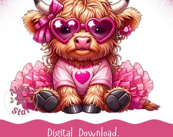 Puede incluir: Una vaca de las tierras altas de dibujos animados linda con gafas de sol en forma de corazón rosa, un lazo rosa y un vestido rosa con una falda con volantes. La vaca está sentada con las piernas cruzadas y tiene un corazón rosa en su camisa.