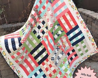 Puede incluir: Un edredón colorido titulado "Grandma's Apple Pie" con un diseño de patchwork. El edredón presenta telas estampadas en rojo, blanco, azul, verde y floral. La imagen también incluye el texto "Sweet Jane's Quilting & Design" y "Jelly Roll Friendly!"