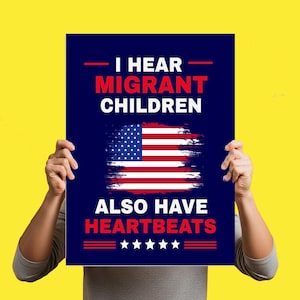 Puede incluir: Un cartel azul marino con el texto "I HEAR MIGRANT CHILDREN ALSO HAVE HEARTBEATS" y un diseño desgastado de la bandera estadounidense. El cartel se sostiene sobre un fondo amarillo.