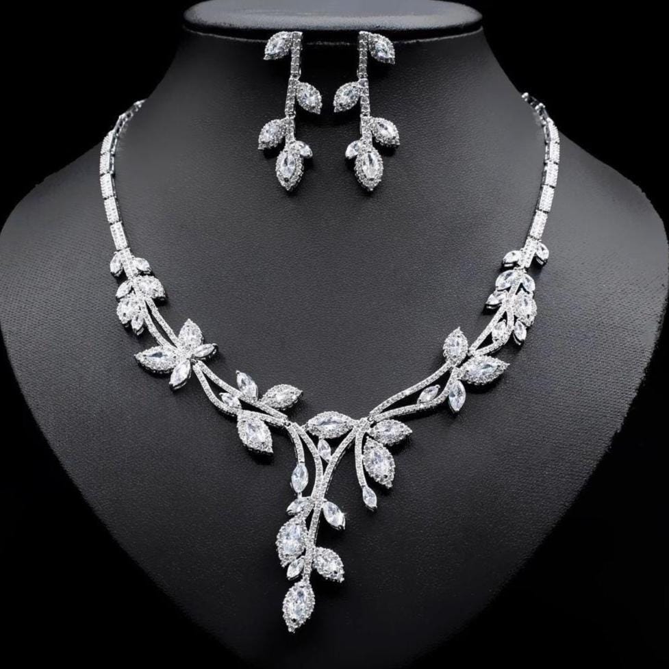 Lierre Leaf Necklace and Earring Set