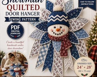 Könnte beinhalten: Ein Näh-Schnittmuster für einen Schneemann-Türhänger aus Steppstoff mit einem zentralen Schneemann-Gesicht, blauer Strickmütze und rotem Schal, umgeben von blau-weißen Blütenblättern mit Schneeflockenmuster. Fertige Größe 61 cm mal 71 cm.