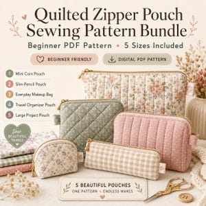 Può includere: Una collezione di cinque pochette con cerniera trapuntate in varie dimensioni e fantasie, tra cui disegni floreali, a pois e a quadri. Le pochette sono nelle tonalità del rosa, del verde e del beige, con cerniere dorate. L'immagine include anche il testo "Quilted Zipper Pouch Sewing Pattern Bundle".
